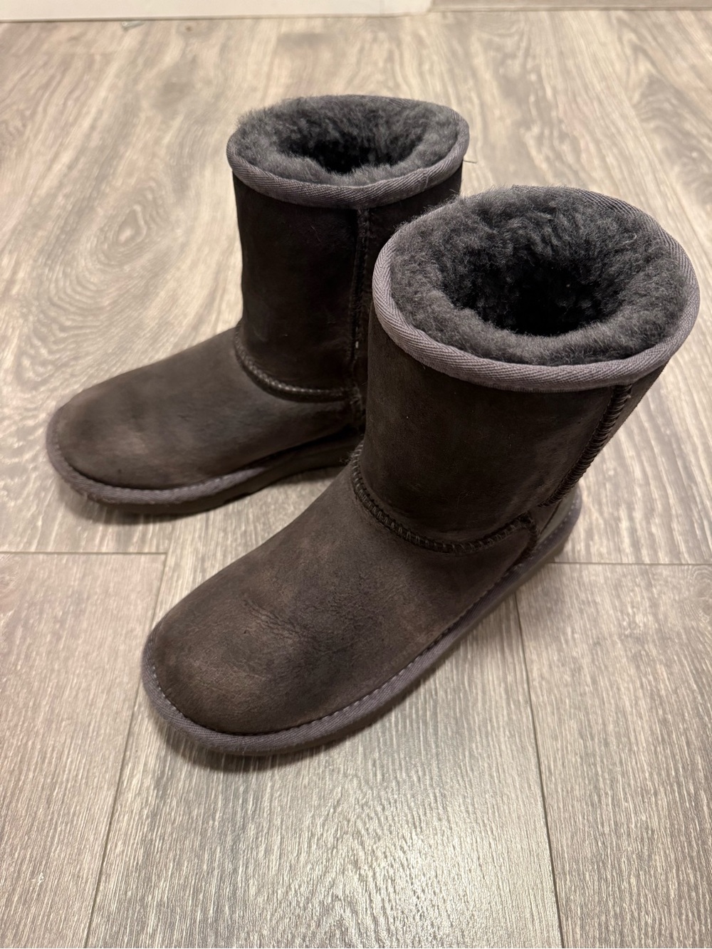 UGG Classic Short Bailey Boots Kids Size 3 EU 35 Gray Suede Shearling